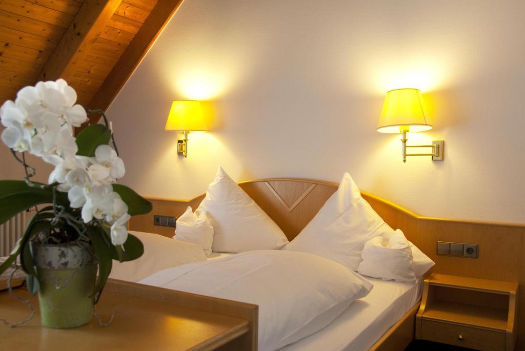 Hotel-Restaurant Hirsch Berghaupten Rom bilde